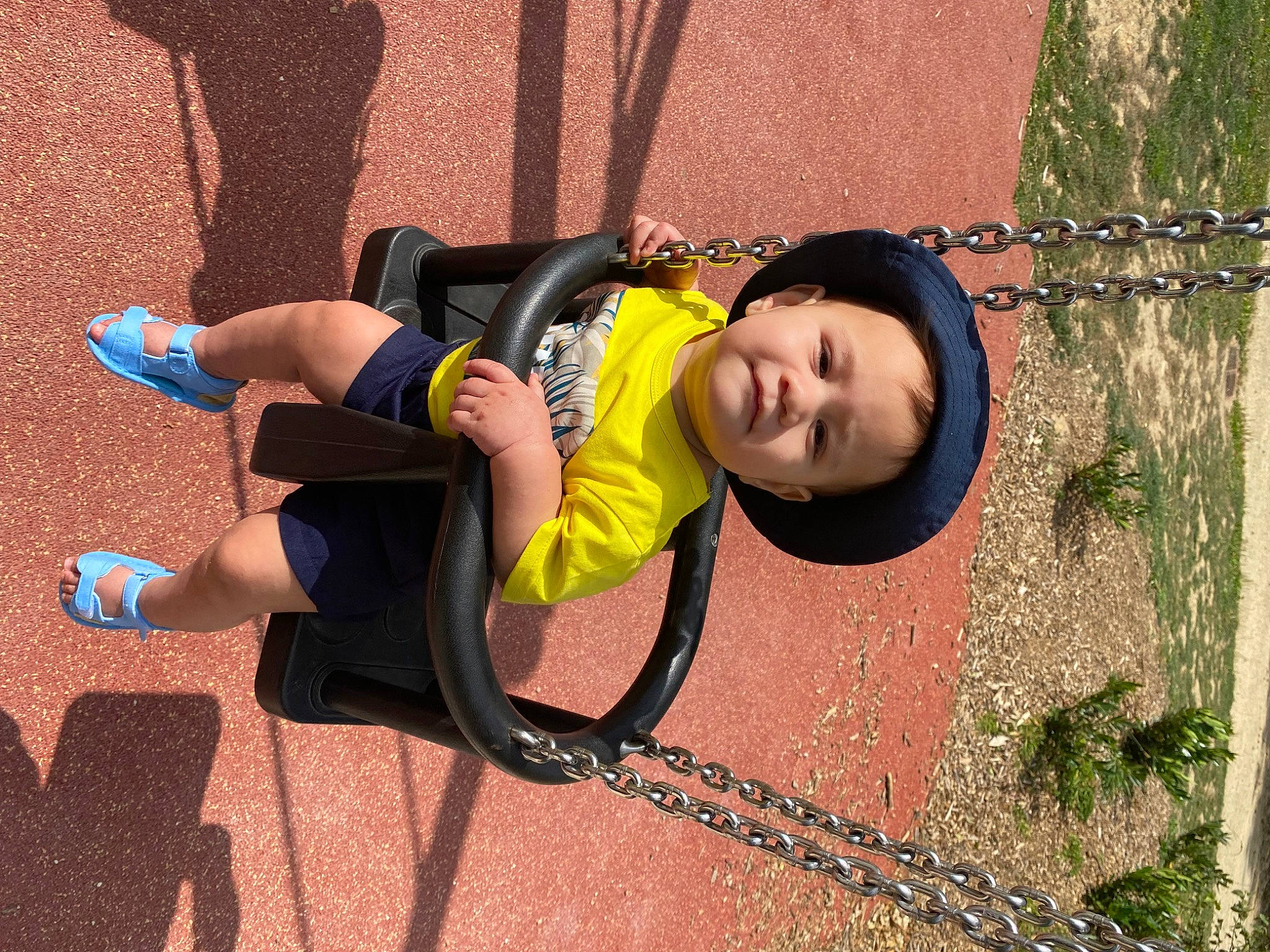 Wyatt participe au concours pour gagner de l'argent avec cette photo : child, city, cool, fun, grass, happy, knee, leisure, outdoor_play_equipment, people_in_nature, person, plant, play, public_space, recreation, shorts, smile, sneakers, swing, toddler
