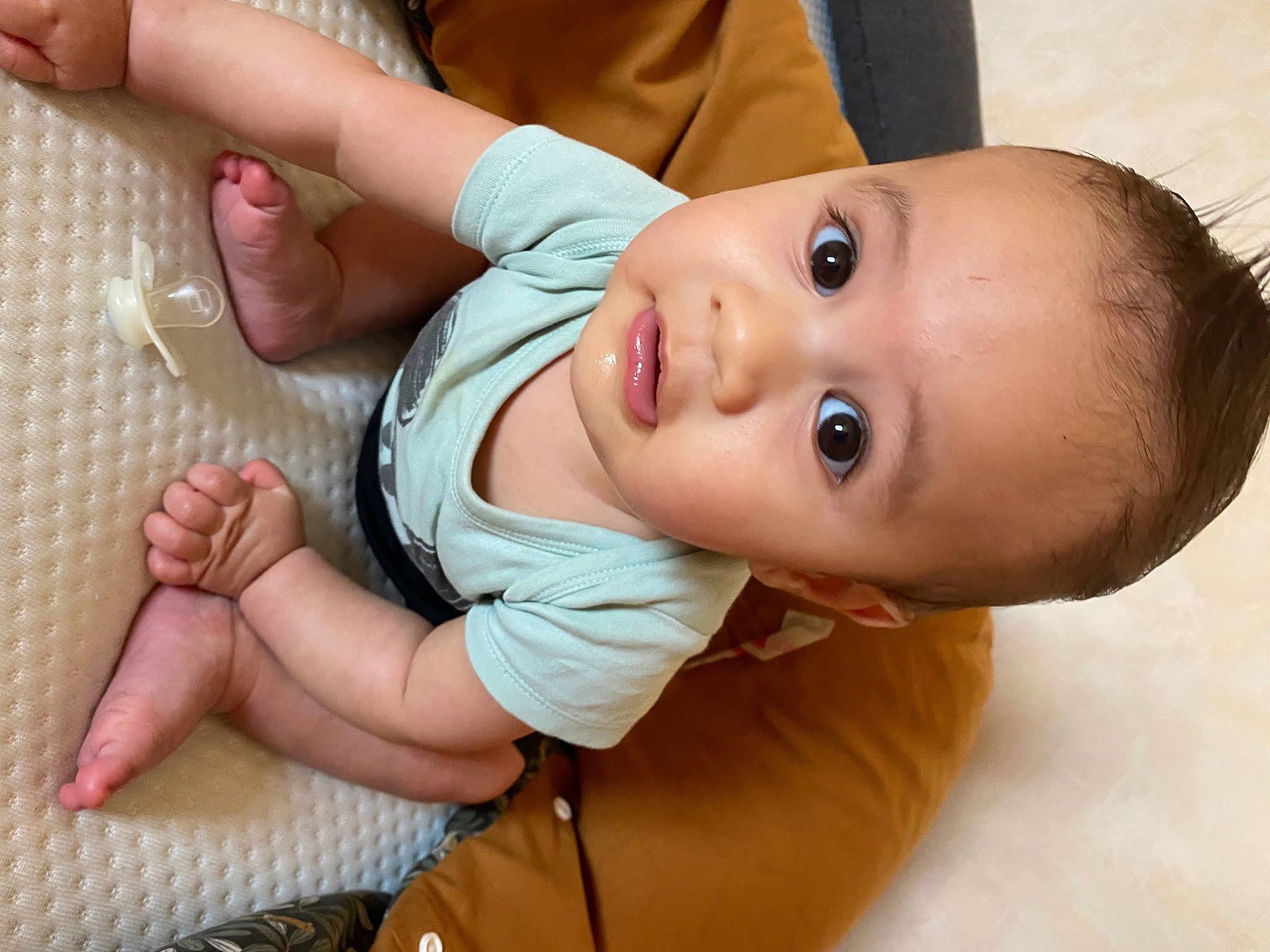 Wyatt a rejoint le concours — aidez-le/la à gagner de superbes lots ! baby, baby_toddler_clothing, cheek, comfort, eyelash, finger, gesture, happy, human_body, iris, leg, lip, mouth, neck, nose, person, skin, sleeve, smile, textile