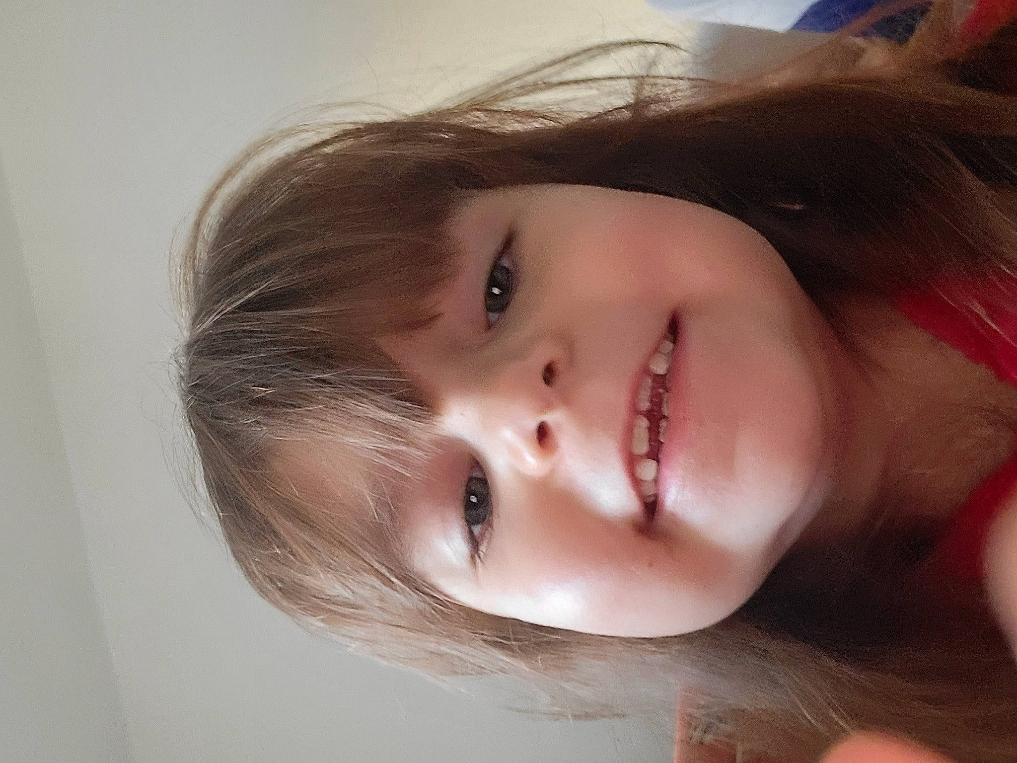 Emma a rejoint le concours — aidez-le/la à gagner de superbes lots ! black_hair, blond, brown_hair, cheek, child, ear, eyebrow, eyelash, flash_photography, forehead, happy, iris, jaw, joy, lip, long_hair, neck, nose, person, skin