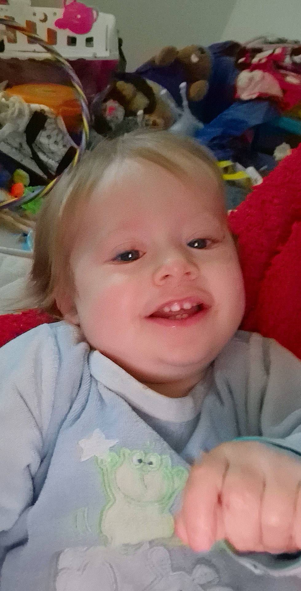 Thiago participe au concours pour gagner de l'argent avec cette photo : baby, baby_toddler_clothing, cheek, child, chin, event, eye, eyebrow, fun, gesture, happy, head, iris, lip, mouth, nose, person, pink, skin, smile