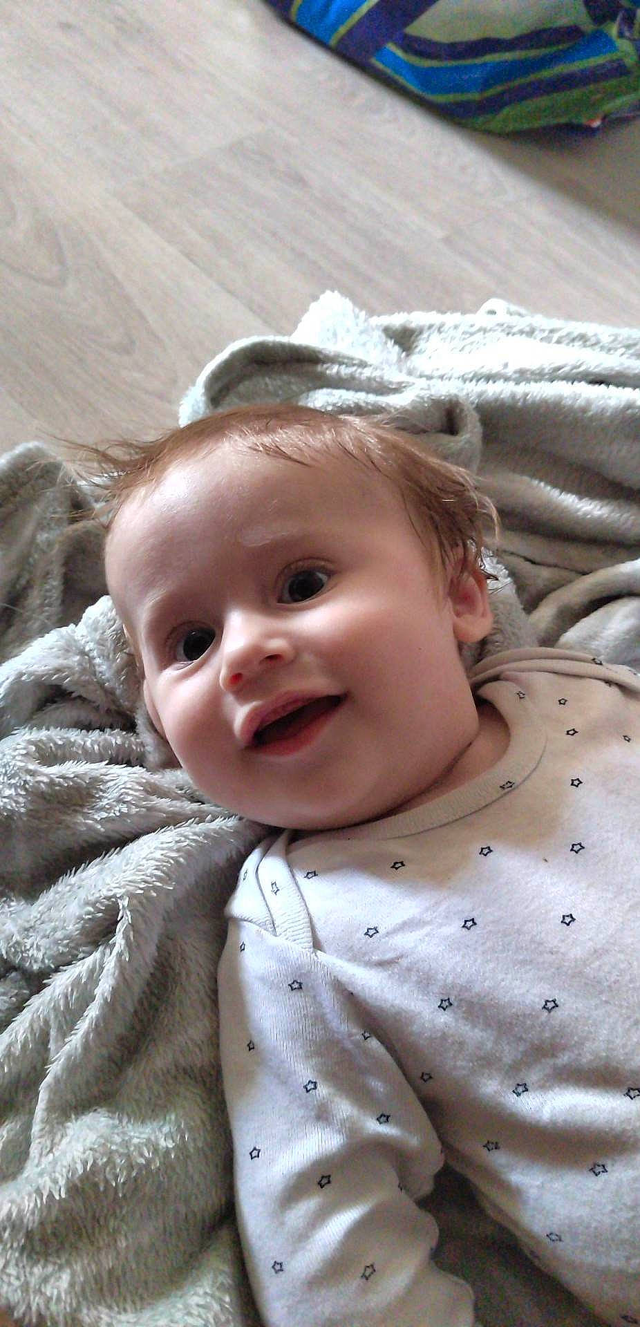 Thiago participe au concours pour gagner de l'argent avec cette photo : baby, baby_toddler_clothing, cheek, chin, eye, face, facial_expression, happy, head, iris, lip, mouth, nose, person, plant, skin, sleeve, smile, toddler, white