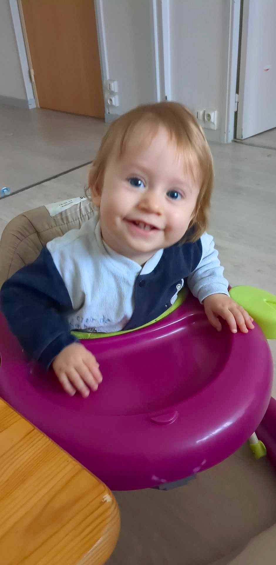 Thiago a rejoint le concours — aidez-le/la à gagner de superbes lots ! baby, baby_playing_with_toys, baby_toddler_clothing, cheek, child, circle, clothing, flooring, fun, hardwood, joy, person, plastic, play, product, purple, sitting, smile, toddler, varnish