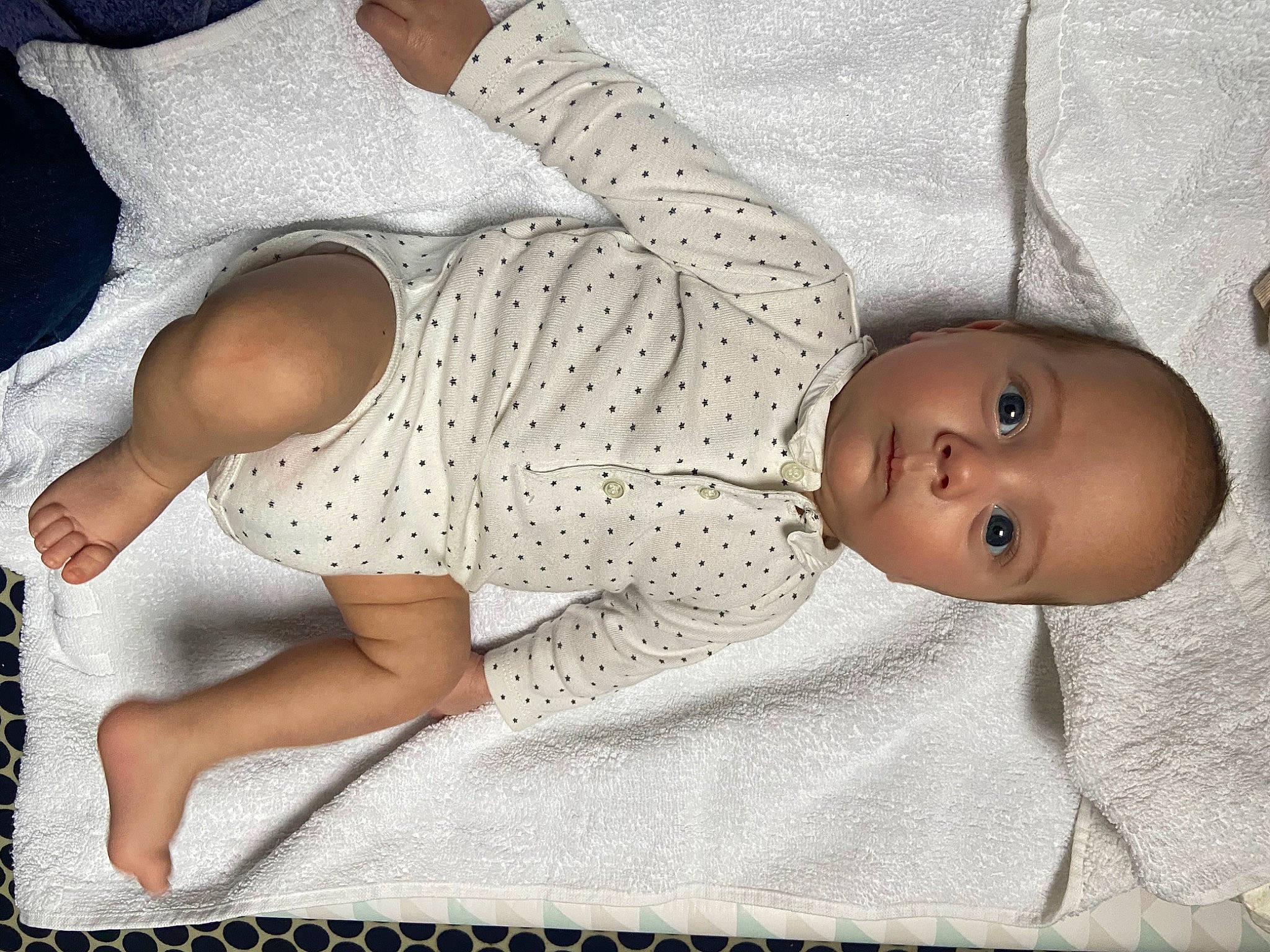Antoine participe au concours pour gagner de l'argent avec cette photo : arm, baby, baby_toddler_clothing, comfort, facial_expression, finger, hand, headgear, human_body, joint, leg, neck, people, person, product, skin, sleeve, stomach, textile, thigh