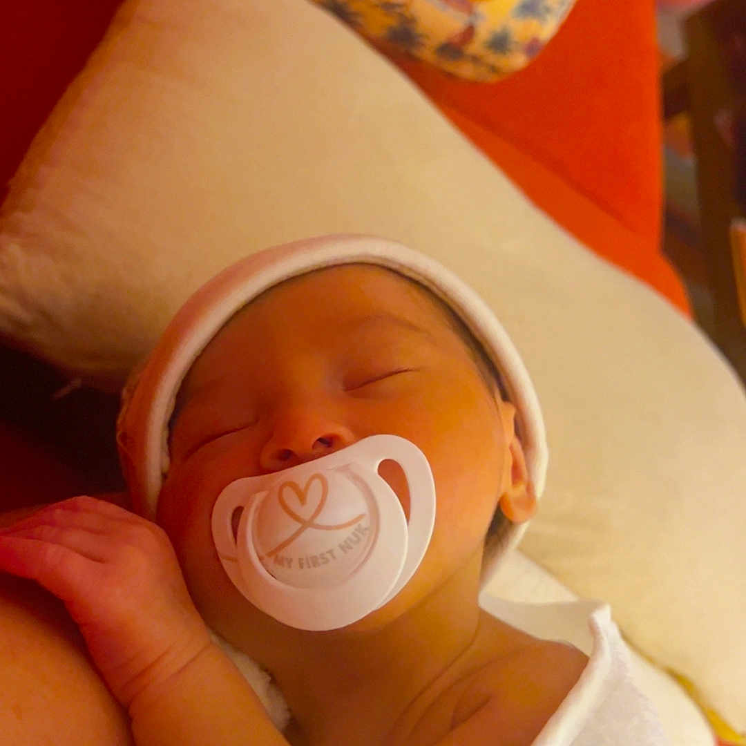 Jade a rejoint le concours — aidez-le/la à gagner de superbes lots ! baby, bedroom, blanket, child, closeup, cozy, cute, headwear, indoors, infant, newborn, pacifier, peaceful, person, pillow, resting, skin, sleeping, soft, wrapped