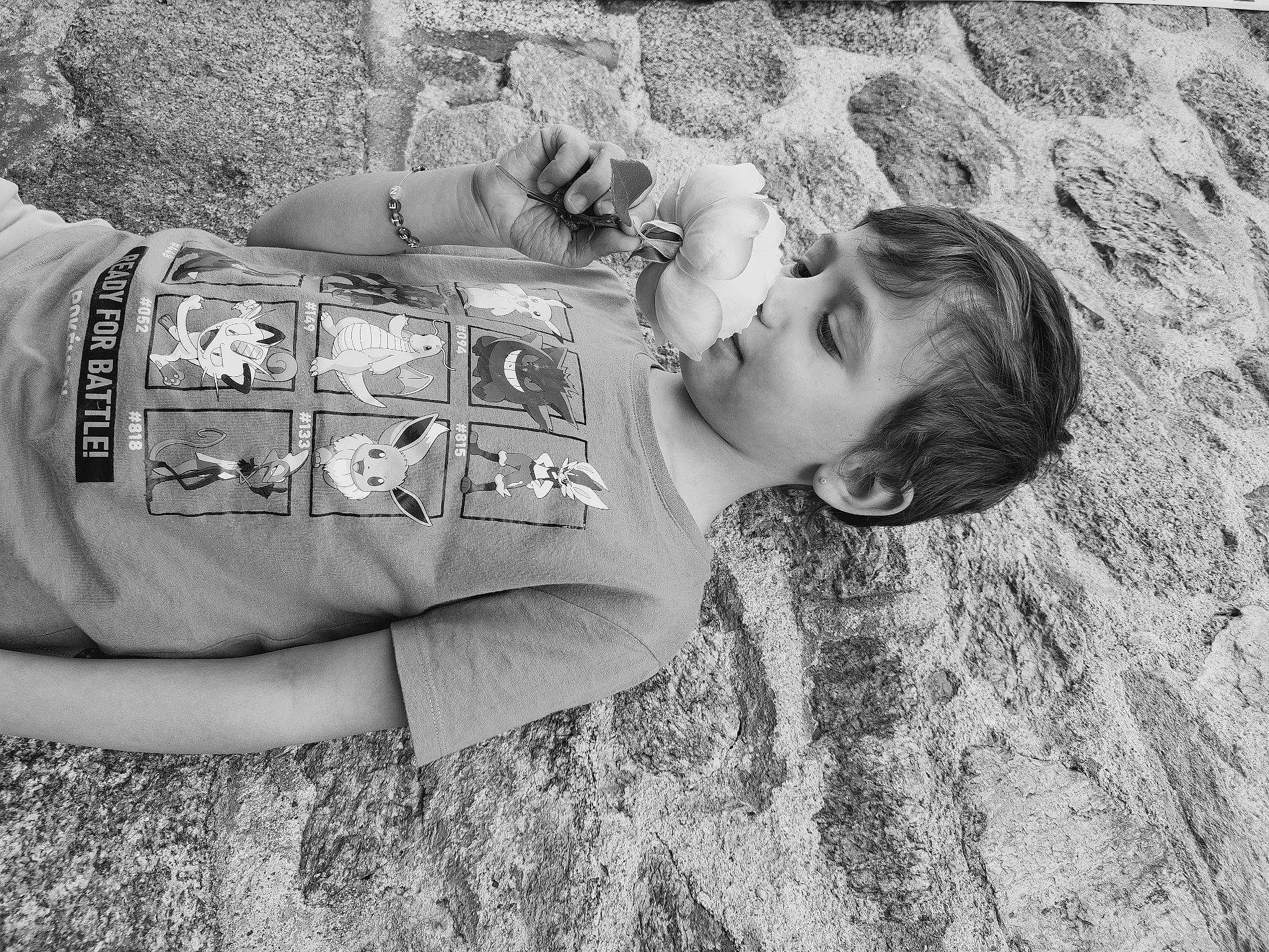 Nétan participe au concours pour gagner de l'argent avec cette photo : beach, black_and_white, elbow, fun, grass, grey, hand, happy, human_leg, monochrome, monochrome_photography, pattern, people, person, skin, snapshot, stock_photography, style, t_shirt, toddler