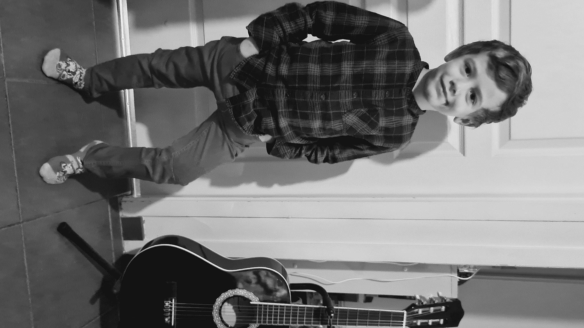 Nétan participe au concours pour gagner de l'argent avec cette photo : arm, black, cool, dress_shirt, elbow, electronic_musical_instrument, eyewear, guitar, guitar_accessory, joy, monochrome, musical_instrument, musical_instrument_accessory, musician, person, photograph, plaid, snapshot, string_instrument_accessory, style