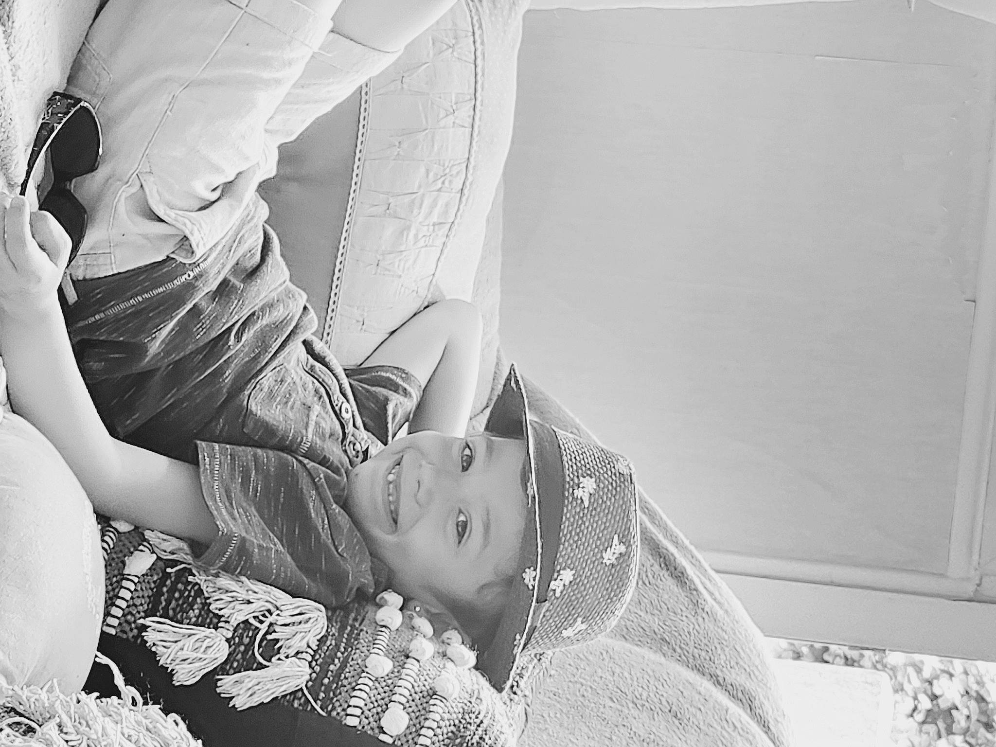 Nétan a rejoint le concours — aidez-le/la à gagner de superbes lots ! art, bedding, black_and_white, child, comfort, elbow, event, gesture, happy, headwear, human_leg, joy, linens, monochrome, monochrome_photography, pattern, person, room, sitting, smile