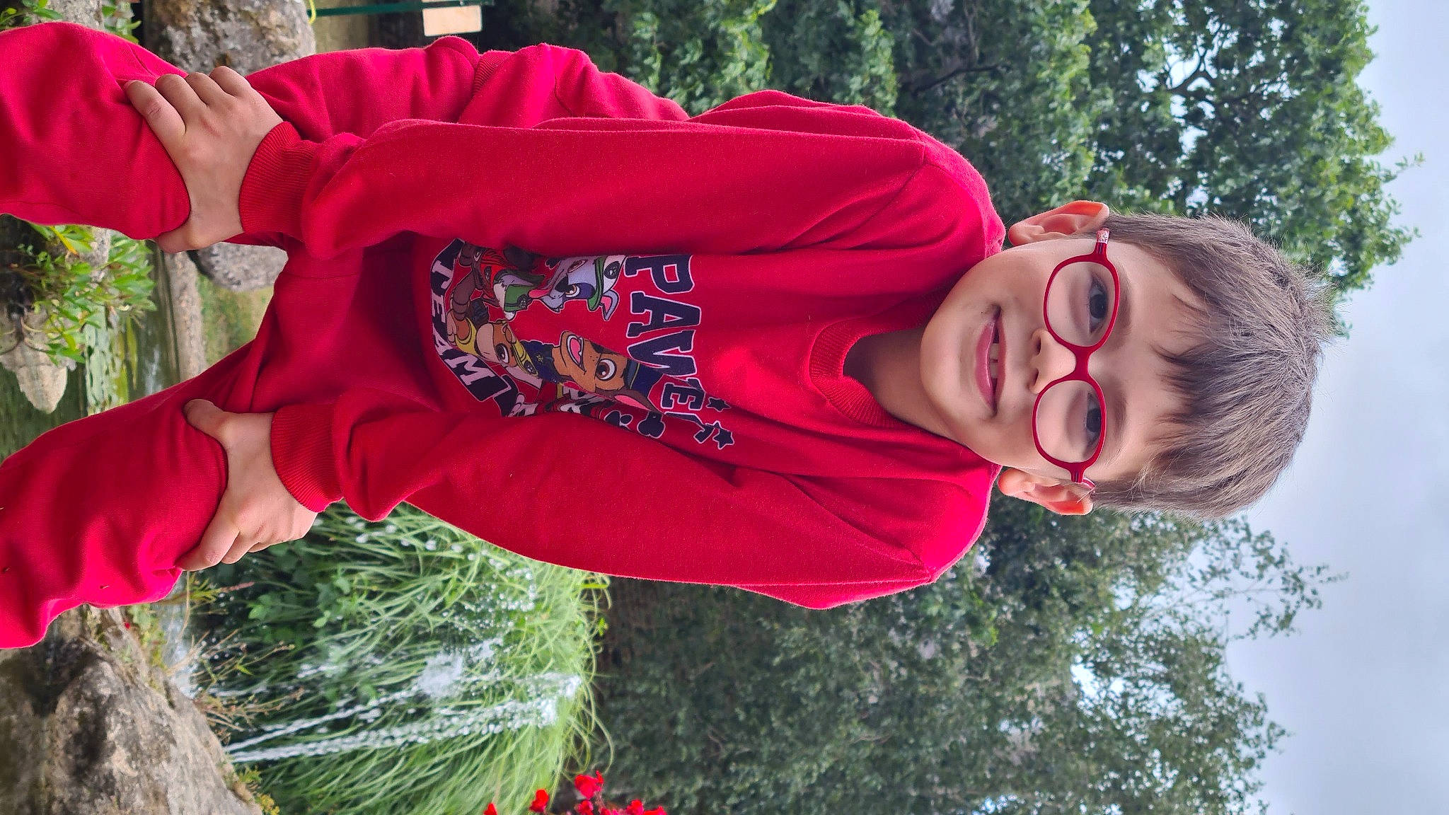 Ivann participe au concours pour gagner de l'argent avec cette photo : botany, conifer, event, evergreen, fun, grass, green, happy, holiday, joy, leaf, leisure, magenta, people_in_nature, person, plant, red, shrub, sleeve, smile