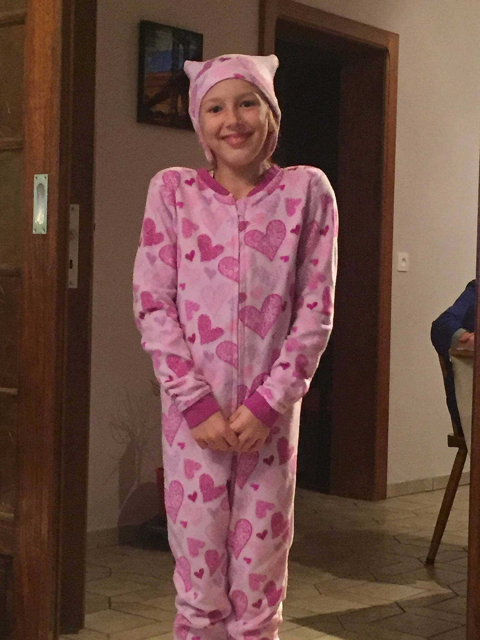 Alicia a rejoint le concours — aidez-le/la à gagner de superbes lots ! costume, door, fashion_design, flooring, formal_wear, fun, headwear, joy, knee, magenta, nightwear, pajamas, pattern, peach, person, personal_protective_equipment, pink, purple, room, sleeve