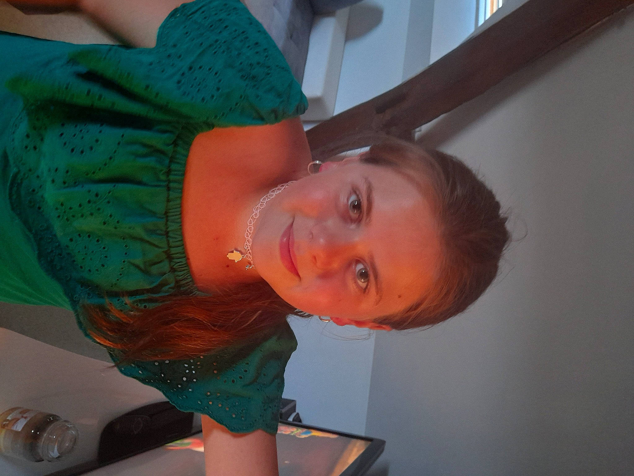 Léna participe au concours pour gagner de l'argent avec cette photo : abdomen, arm, cheek, chest, child, elbow, electric_blue, fun, happy, jaw, joint, joy, mouth, neck, person, shoulder, skin, smile, throat, toddler