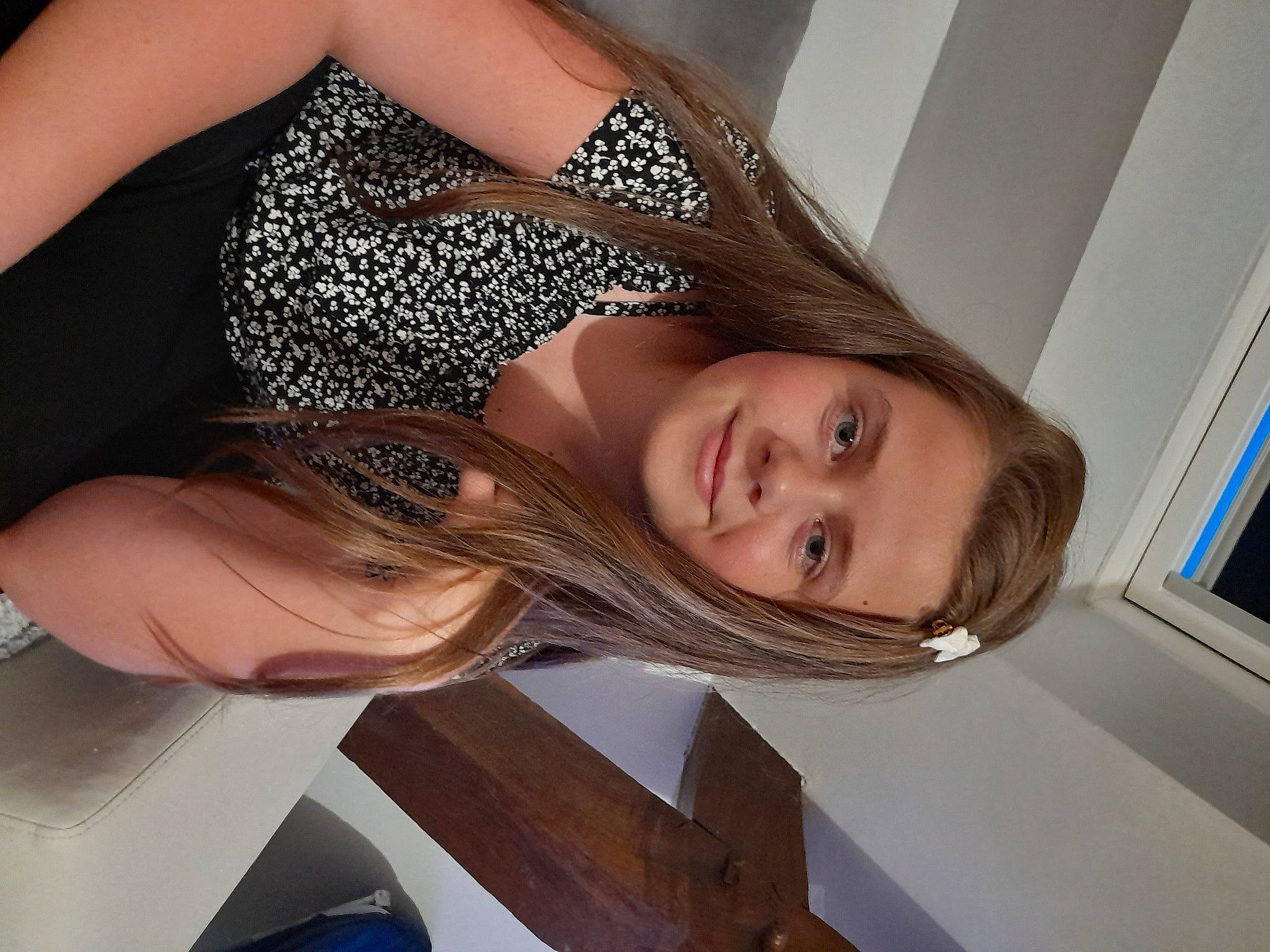 Léna a rejoint le concours — aidez-le/la à gagner de superbes lots ! blond, comfort, elbow, eyebrow, eyelash, fun, happy, human_body, human_leg, joint, joy, lip, long_hair, mouth, neck, organ, person, shoulder, smile, thigh