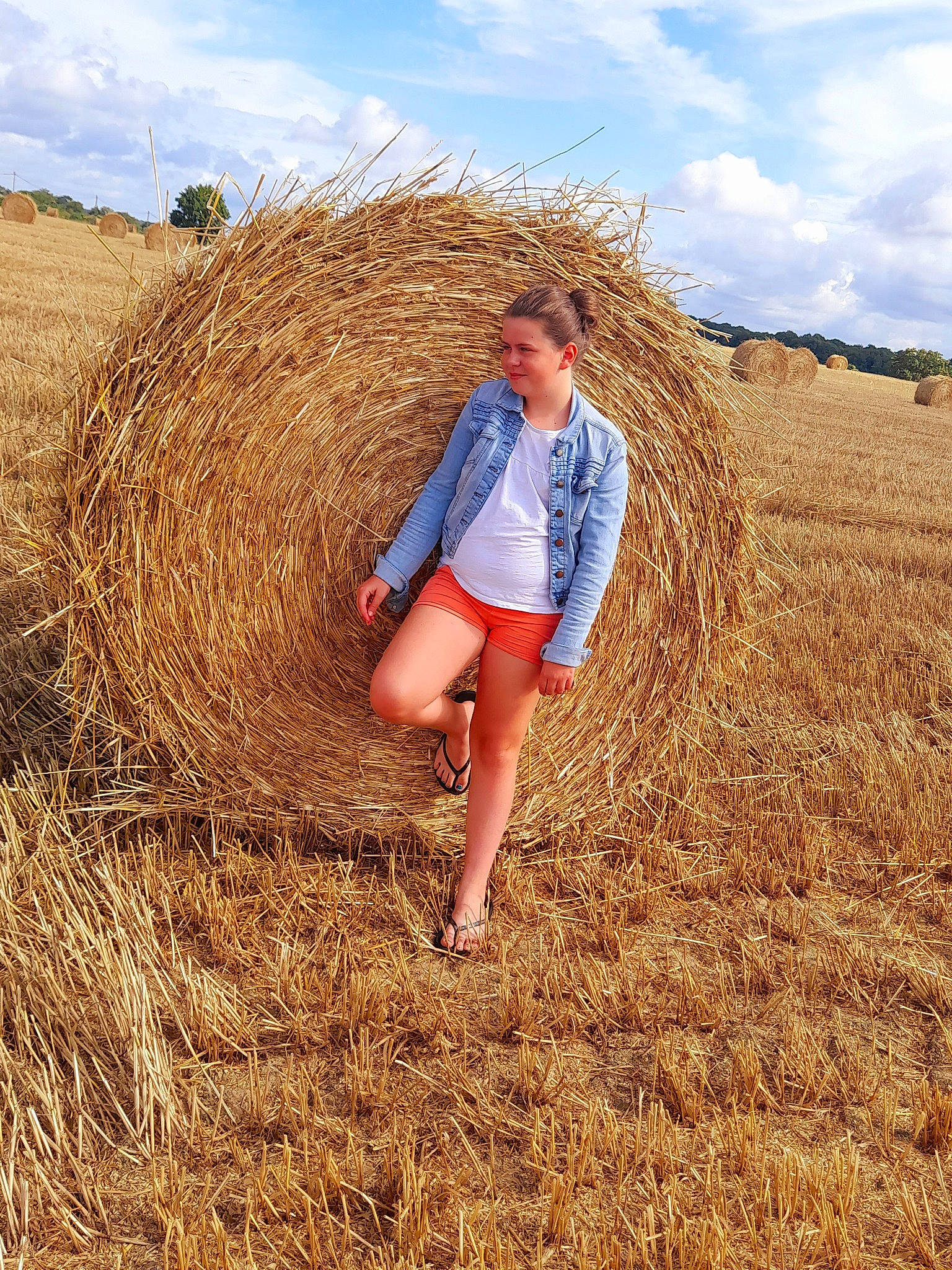 Léna a rejoint le concours — aidez-le/la à gagner de superbes lots ! agriculture, cash_crop, cloud, event, field, fun, grass, grassland, happy, harvest, hay, human_leg, joy, landscape, people_in_nature, person, prairie, sky, soil, steppe