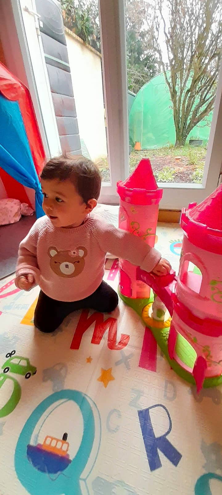 Nélia a rejoint le concours — aidez-le/la à gagner de superbes lots ! baby, baby_toddler_clothing, baby_toys, birthday, child, flooring, fun, happy, kindergarten, leisure, magenta, party, person, pink, plant, plastic, play, recreation, red, sitting