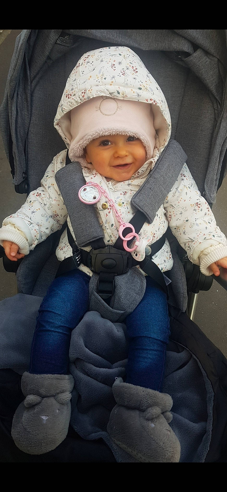 Nélia participe au concours pour gagner de l'argent avec cette photo : baby, baby_carriage, baby_toddler_clothing, cap, cheek, comfort, cool, eye, finger, fun, happy, head, headwear, joy, leg, person, photograph, skin, sleeve, smile