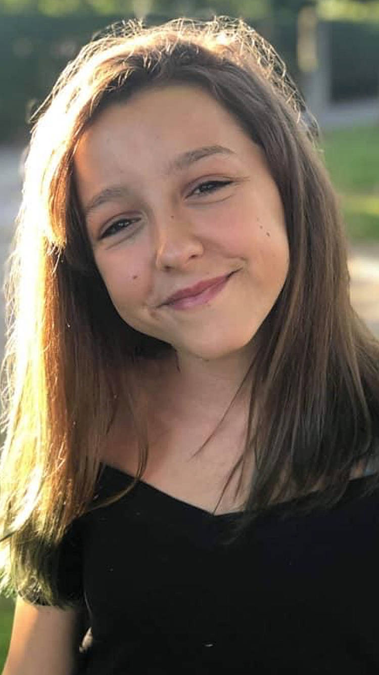 Léa participe au concours pour gagner de l'argent avec cette photo : black_hair, chin, cool, eye, eyebrow, eyelash, face, facial_expression, flash_photography, forehead, hair, happy, jaw, joy, lip, mouth, neck, nose, person, shoulder