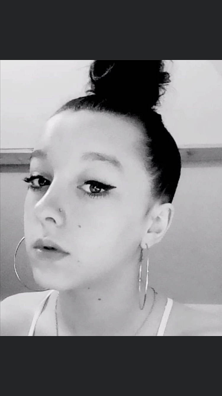 Léa a rejoint le concours — aidez-le/la à gagner de superbes lots ! bun, chignon, chin, ear, earrings, eye, eye_liner, eyebrow, eyelash, flash_photography, forehead, head, iris, jaw, lip, makeover, neck, nose, person, style