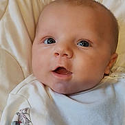 Ethan participe au concours pour gagner de l'argent avec cette photo : baby, infant, face, eyes, mouth, clothing, onesie, quilt, soft, cute, portrait, child, skin, head, expression, newborn, person, sleepwear, resting, indoors