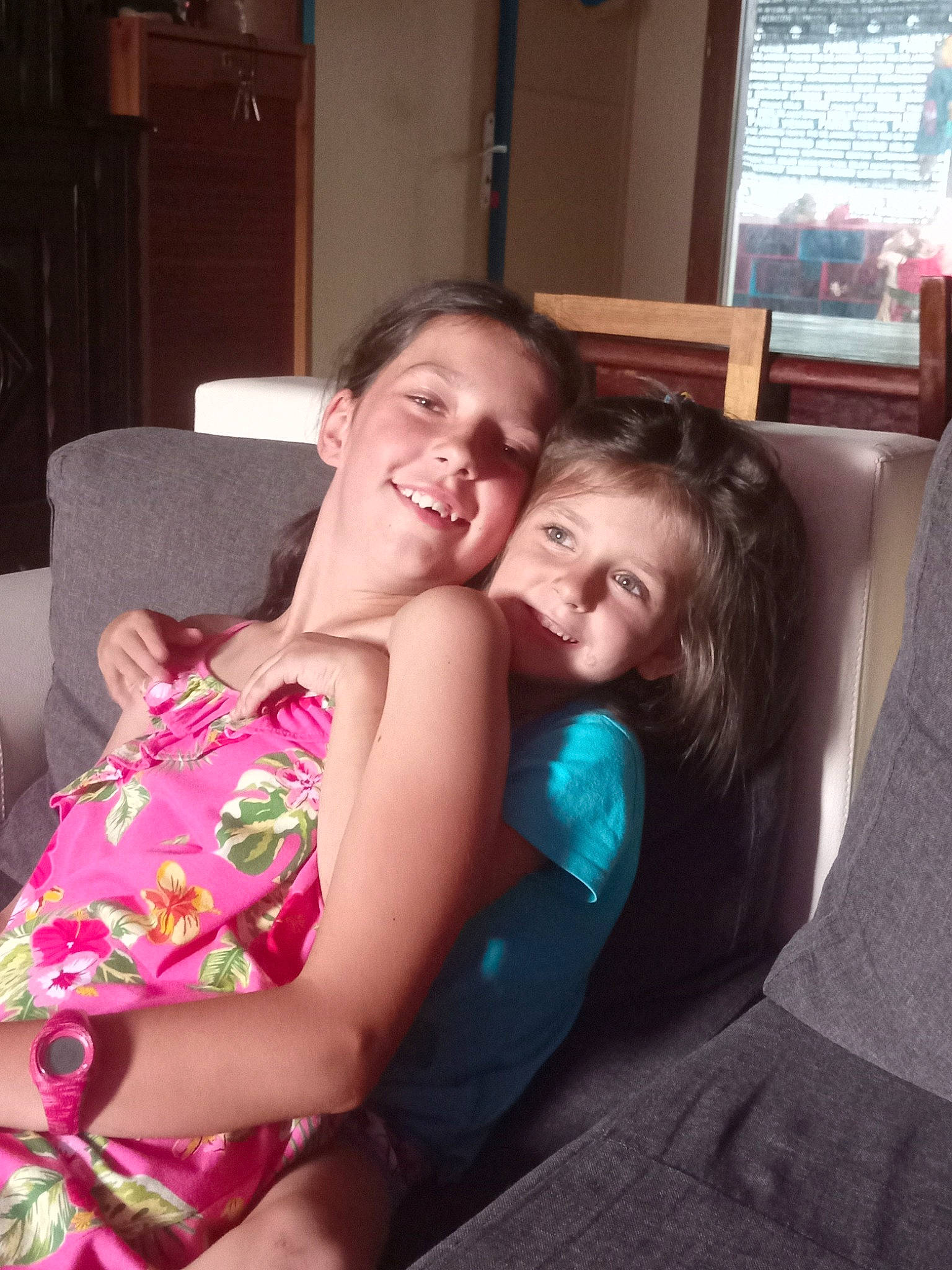 Louane participe au concours pour gagner de l'argent avec cette photo : child, comfort, couch, electronic_device, event, facial_expression, fun, happy, iris, joy, lap, living_room, mammal, mouth, person, sitting, smile, t_shirt, thigh, toddler