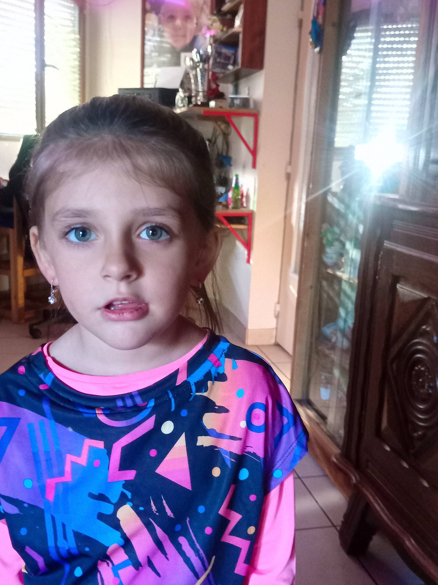 Louane participe au concours pour gagner de l'argent avec cette photo : baby_toddler_clothing, black_hair, cheek, chin, cool, ear, electric_blue, eyelash, facial_expression, fun, happy, iris, joy, long_hair, magenta, nose, person, shoulder, sleeve, standing