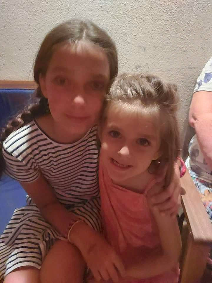 Louane a rejoint le concours — aidez-le/la à gagner de superbes lots ! cheek, child, chin, event, facial_expression, finger, fun, gesture, hairstyle, happy, head, human, iris, joy, leisure, mouth, neck, nose, person, skin