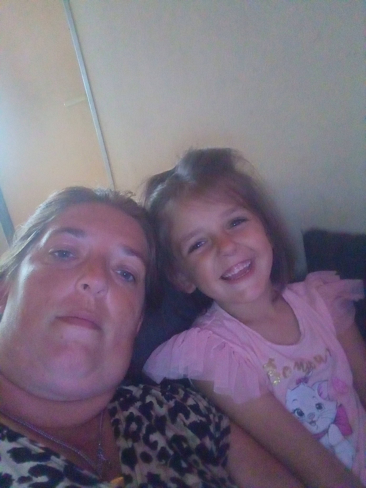 Louane a rejoint le concours — aidez-le/la à gagner de superbes lots ! cheek, child, comfort, cool, ear, event, eyebrow, forehead, friendship, fun, happy, iris, joy, mouth, nose, person, sitting, skin, smile, t_shirt