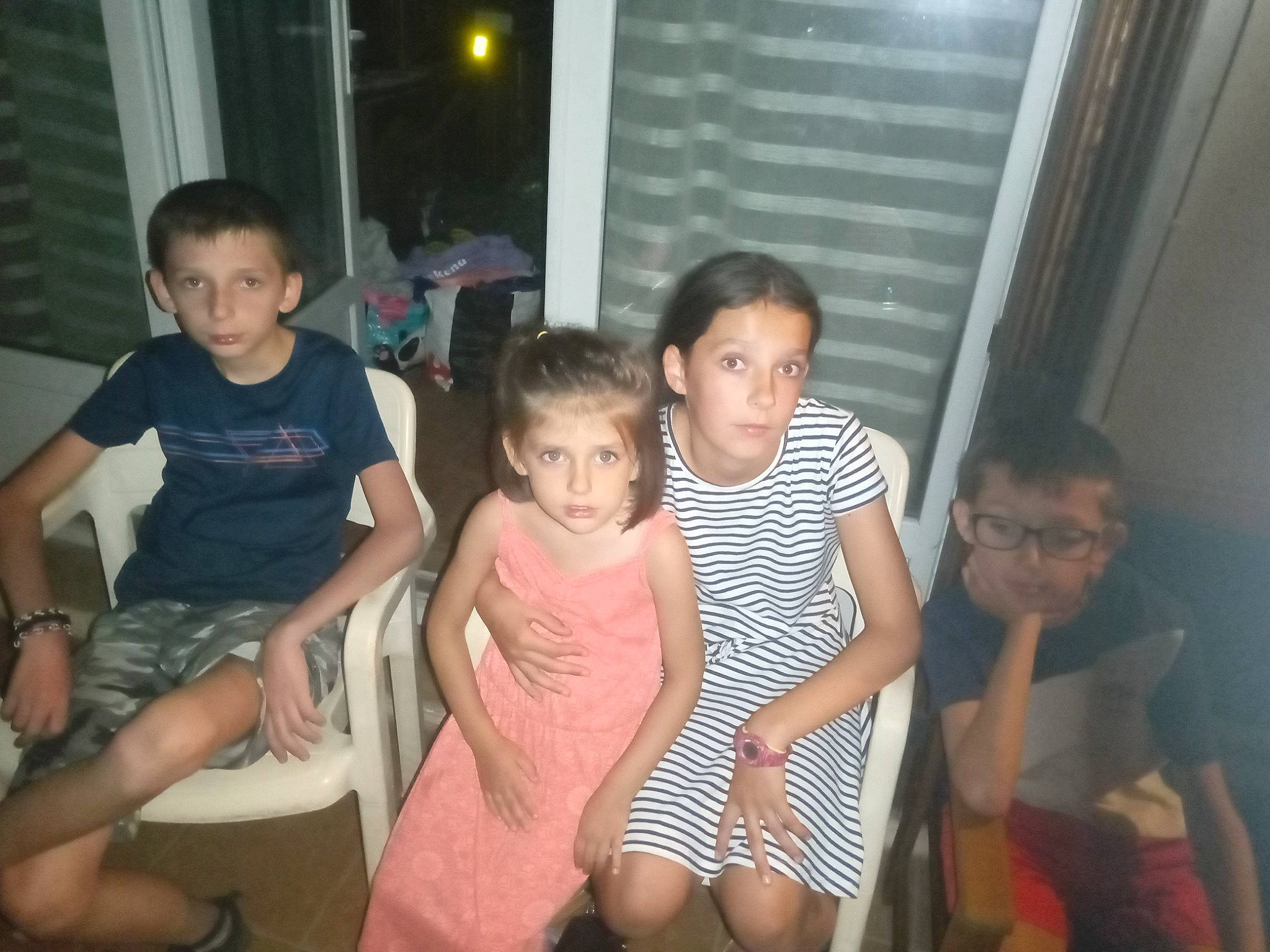 Louane a rejoint le concours — aidez-le/la à gagner de superbes lots ! chair, child, couch, event, family, fun, happy, lap, leg, leisure, party, person, room, sharing, shorts, sitting, t_shirt, thigh, toddler, trunk