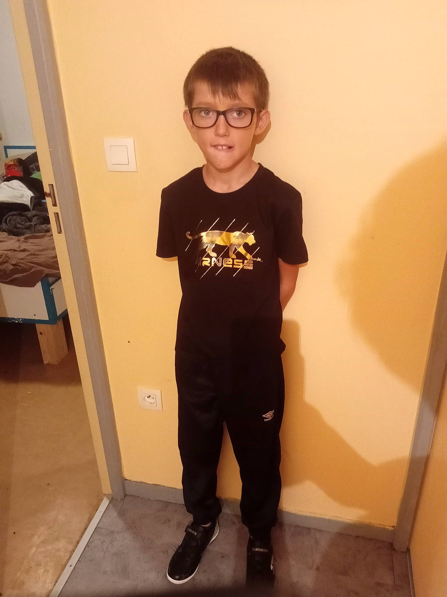 Kylian a rejoint le concours — aidez-le/la à gagner de superbes lots ! baby_toddler_clothing, denim, eyewear, flooring, fun, glasses, human_body, knee, long_sleeved_t_shirt, person, personal_protective_equipment, room, shoulder, sleeve, standing, t_shirt, toddler, top, vision_care, waist