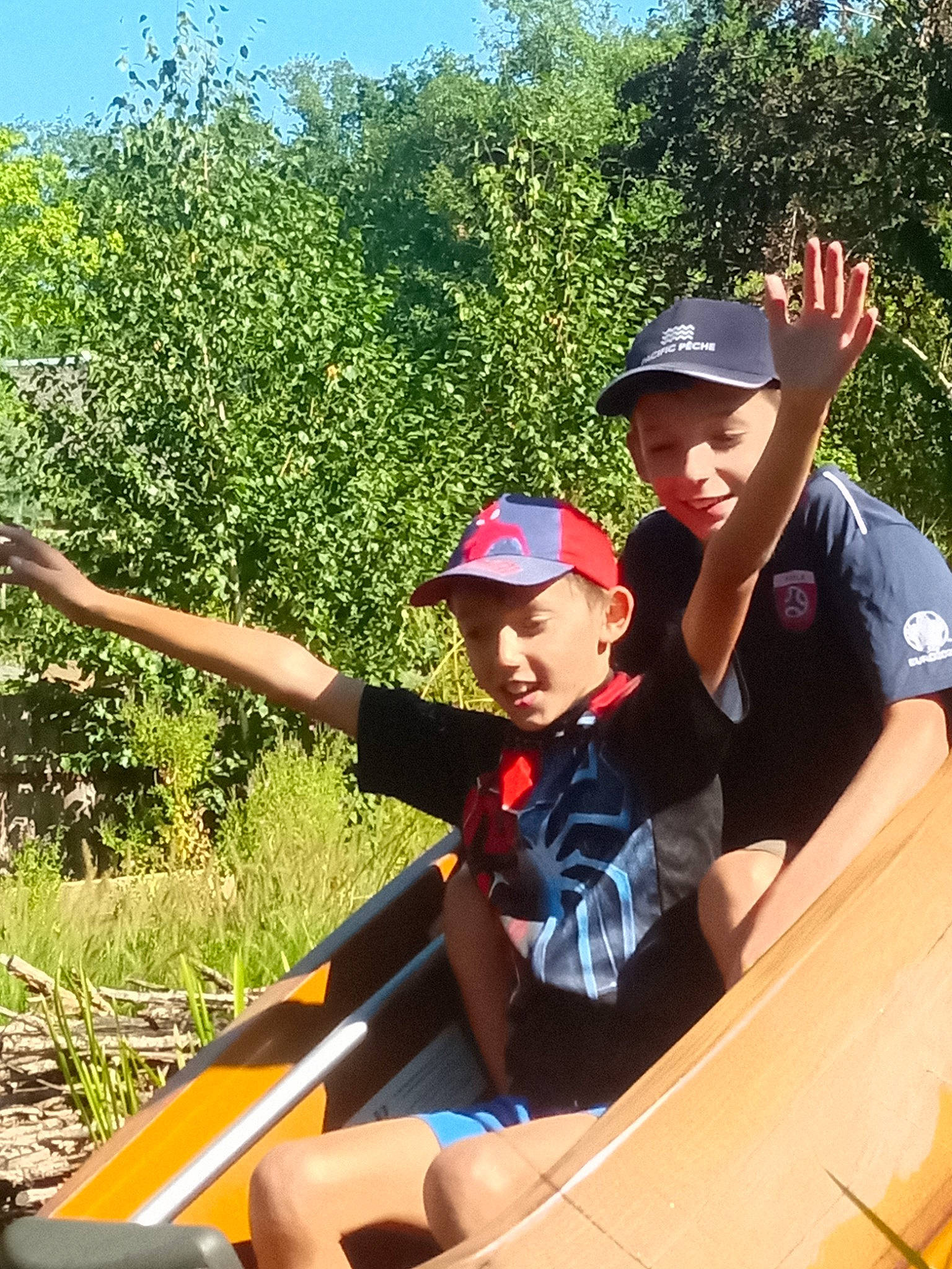 Kylian participe au concours pour gagner de l'argent avec cette photo : automotive_exterior, baseball_cap, boats_and_boating_equipment_and_supplies, cap, fun, grass, hat, headgear, headwear, joy, leisure, people_in_nature, person, personal_protective_equipment, plant, recreation, shade, shorts, sky, t_shirt