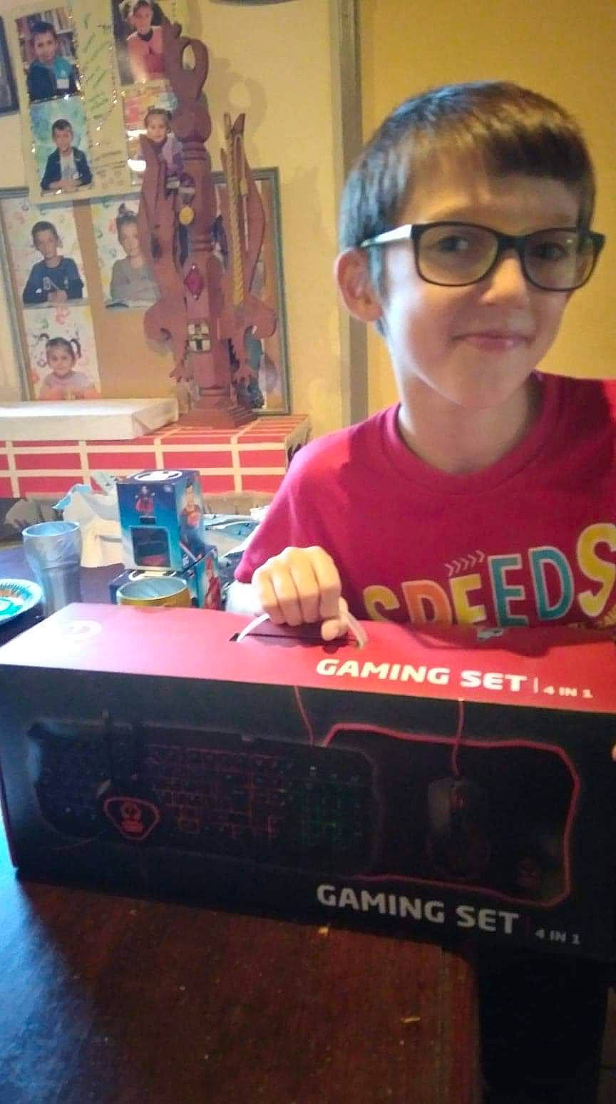 Kylian a rejoint le concours — aidez-le/la à gagner de superbes lots ! artist, audio_equipment, blurred, box, child, electronic_device, electronic_instrument, engineering, eyewear, fun, gadget, glasses, indoor_games_and_sports, machine, magenta, person, play, recreation, room, smile