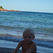 Kaylon a rejoint le concours — aidez-le/la à gagner de superbes lots ! child, boy, beach, ocean, shore, waves, water, sky, sand, shoreline, nature, outdoor, summer, vacation, portrait, person, blond_hair, sea, coast, relaxation