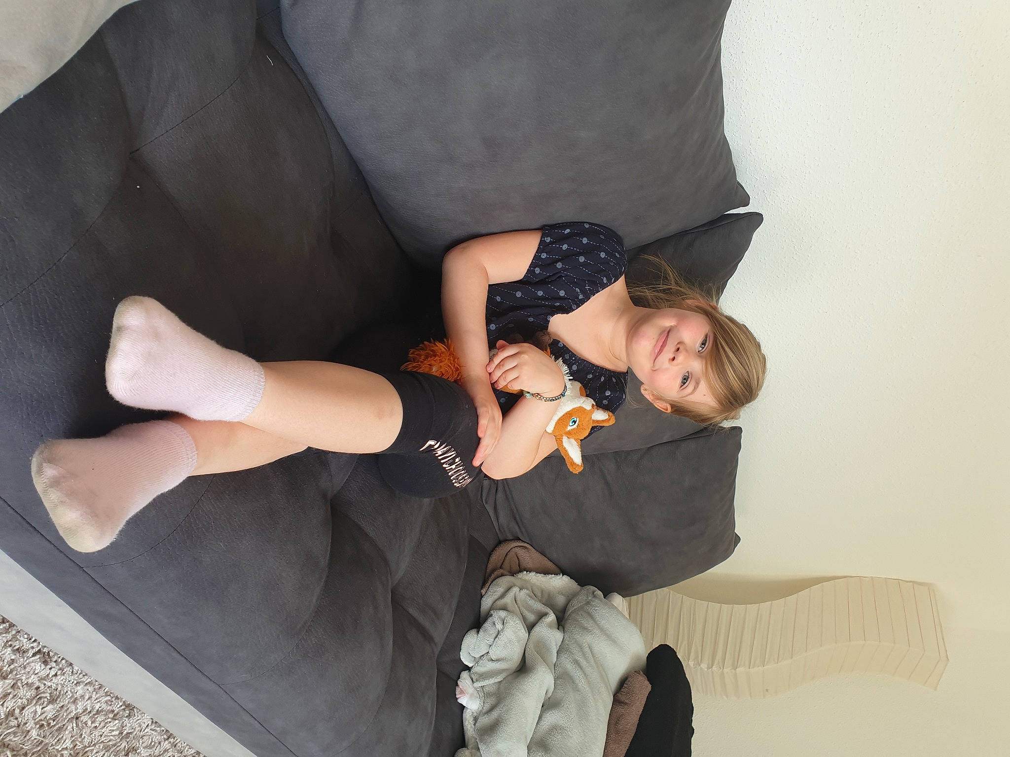 Vanessa a rejoint le concours — aidez-le/la à gagner de superbes lots ! arm, bag, black_hair, comfort, couch, elbow, flash_photography, human_body, human_leg, joint, joy, knee, lap, leg, long_hair, luggage_and_bags, person, shoe, shoulder, sock