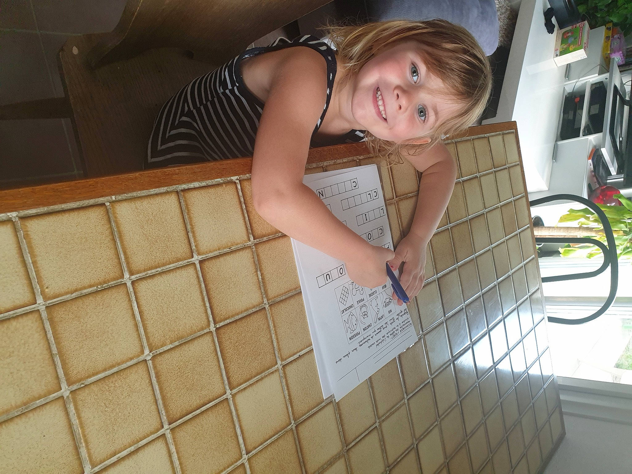 Vanessa a rejoint le concours — aidez-le/la à gagner de superbes lots ! automotive_exterior, boats_and_boating_equipment_and_supplies, finger, flash_photography, floor, flooring, fun, handwriting, human_leg, joy, leisure, naval_architecture, paper_product, pattern, person, plant, smile, thigh, tile, toddler