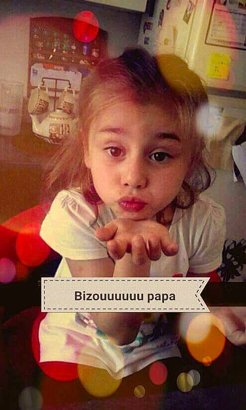 Sarah a rejoint le concours — aidez-le/la à gagner de superbes lots ! cheek, child, chin, day, ear, eye, eyebrow, forehead, girl, hairstyle, happiness, human_hair_color, iris, lip, nose, person, photo_caption, product, skin, smile