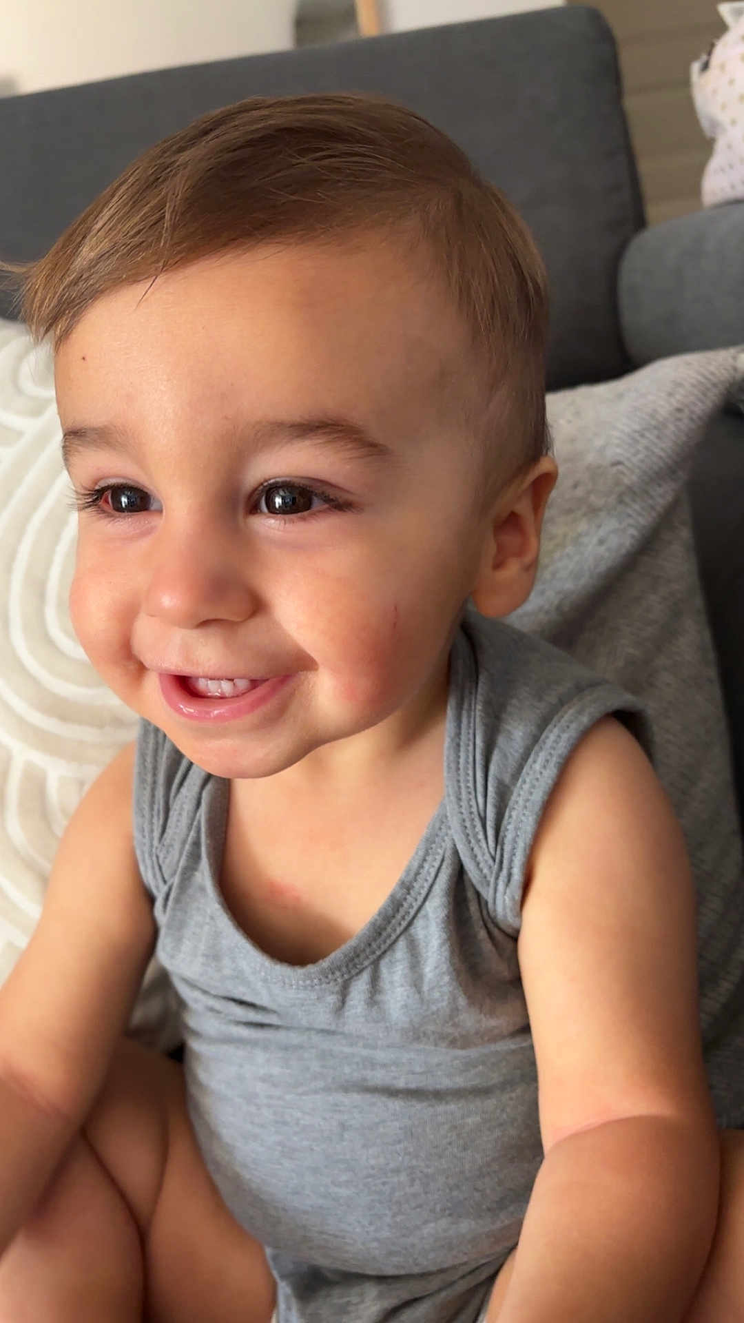 Noham participe au concours pour gagner de l'argent avec cette photo : toddler, smiling, child, face, eyes, arm, clothing, sleeveless, couch, cushion, home, indoors, happy, baby, skin, head, person, seated, casual, young