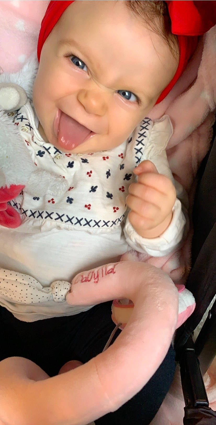 Mia a rejoint le concours — aidez-le/la à gagner de superbes lots ! baby, baby_products, cheek, child, finger, joy, lip, mouth, nail, nose, person, product, skin, smile, thumb, toddler