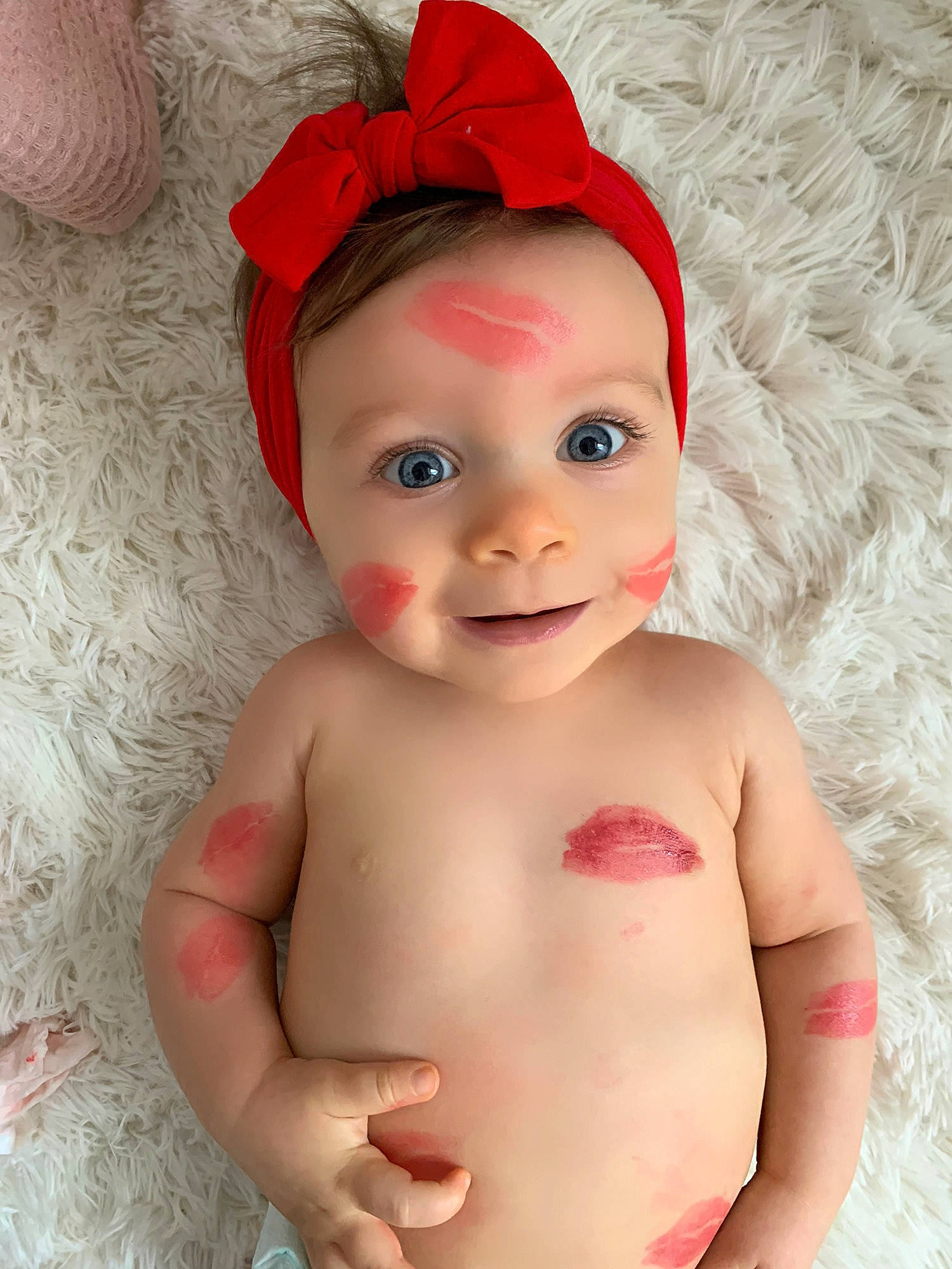 Mia participe au concours pour gagner de l'argent avec cette photo : baby, baby_products, cap, cheek, chest, child, face, fashion_accessory, hair_accessory, head, headgear, lip, mouth, person, photography, pink, product, red, skin, toddler