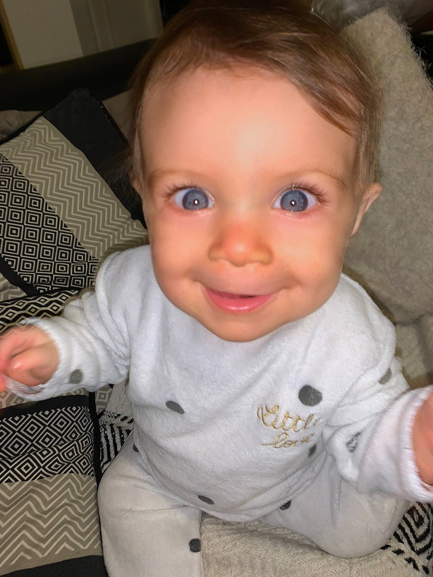 Mia a rejoint le concours — aidez-le/la à gagner de superbes lots ! baby, cheek, child, chin, ear, eye, eyebrow, face, facial_expression, finger, forehead, hair, head, iris, joy, lip, mouth, nose, person, skin