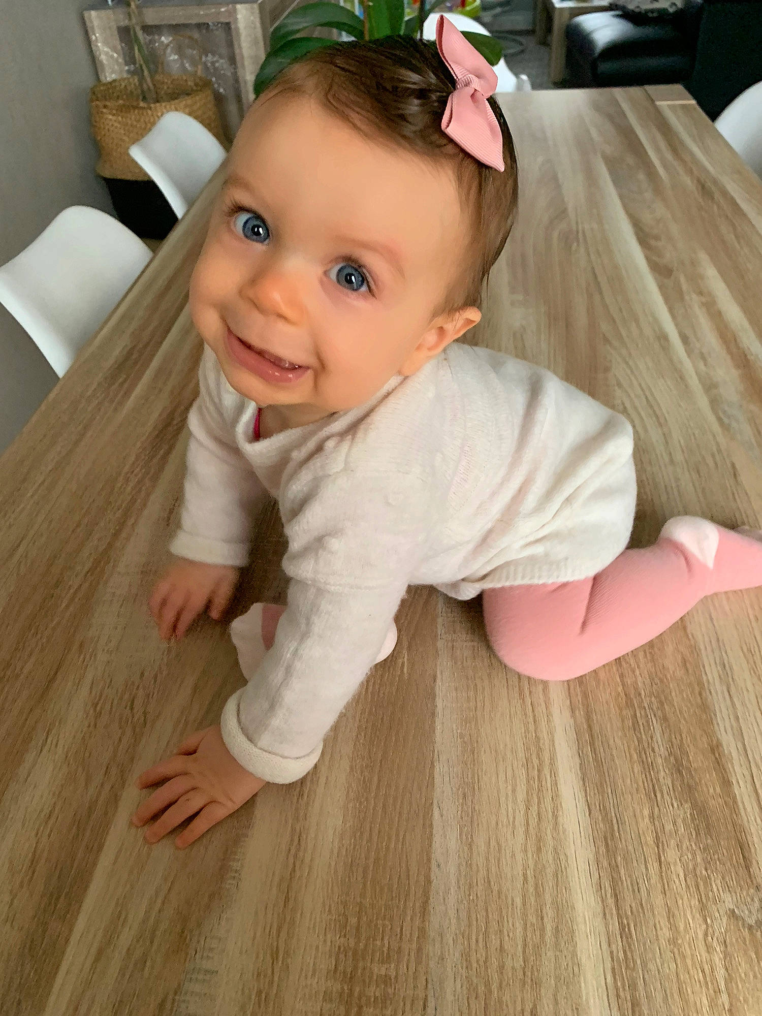 Mia participe au concours pour gagner de l'argent avec cette photo : arm, baby, baby_toddler_clothing, blond, cheek, child, eye, face, finger, floor, flooring, head, iris, joy, lip, neck, person, pink, skin, smile