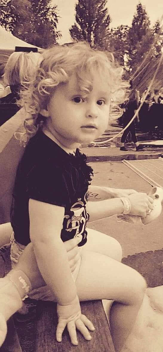 Elena a rejoint le concours — aidez-le/la à gagner de superbes lots ! arm, black_and_white, child, cool, fun, hair, hairstyle, leg, lip, long_hair, nose, person, photograph, photography, play, retro_style, sitting, smile, snapshot, toddler