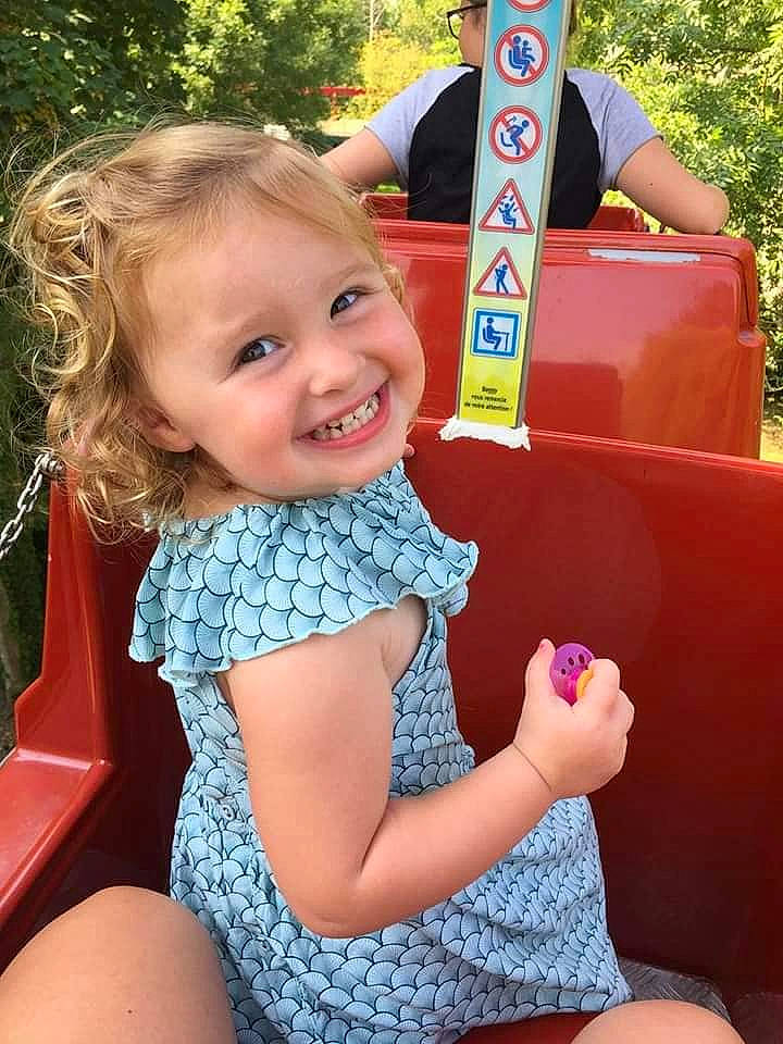 Elena participe au concours pour gagner de l'argent avec cette photo : child, finger, fun, joy, leisure, outdoor_play_equipment, person, play, playground, sitting, smile, summer, toddler, vacation