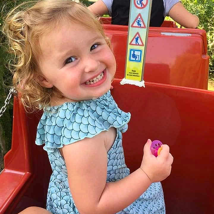 Elena participe au concours pour gagner de l'argent avec cette photo : child, finger, fun, joy, leisure, outdoor_play_equipment, person, play, playground, sitting, smile, summer, toddler, vacation