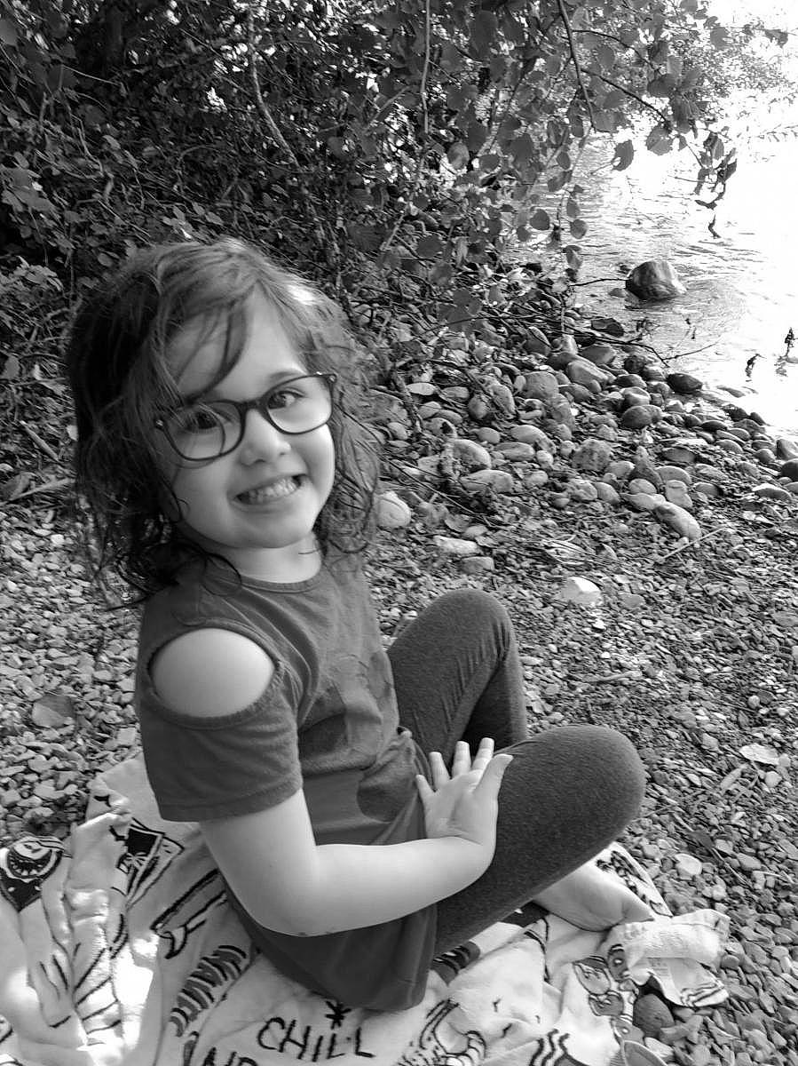Mia participe au concours pour gagner de l'argent avec cette photo : adaptation, beauty, black, black_and_white, eyewear, flash_photography, fun, glasses, grass, happy, joy, lake, monochrome, monochrome_photography, people, people_in_nature, person, smile, style, toddler