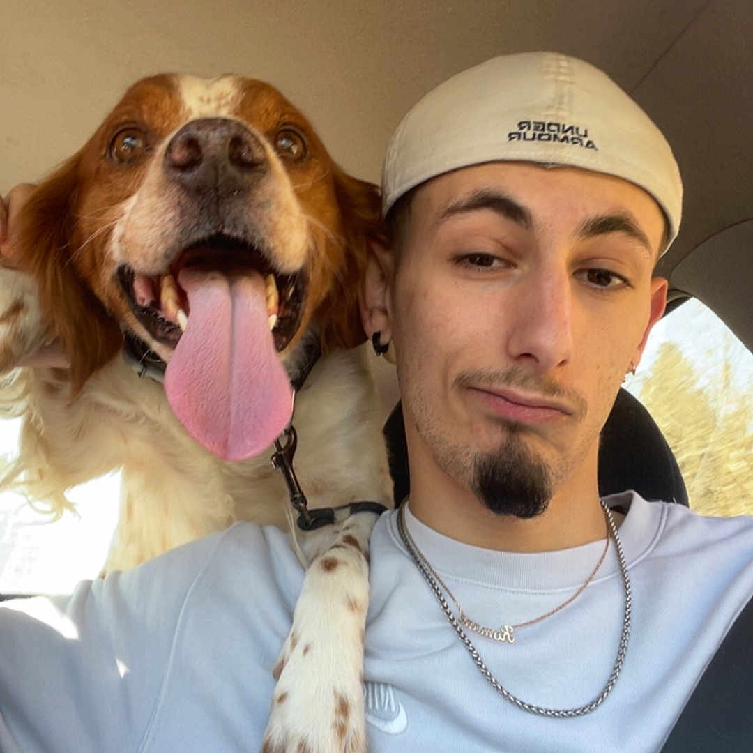 Toby a rejoint le concours — aidez-le/la à gagner de superbes lots ! accessories, adult, animal, baseballcap, canine, cap, clothing, dog, face, glasses, hat, head, jewelry, male, man, necklace, person, photography, portrait, strap