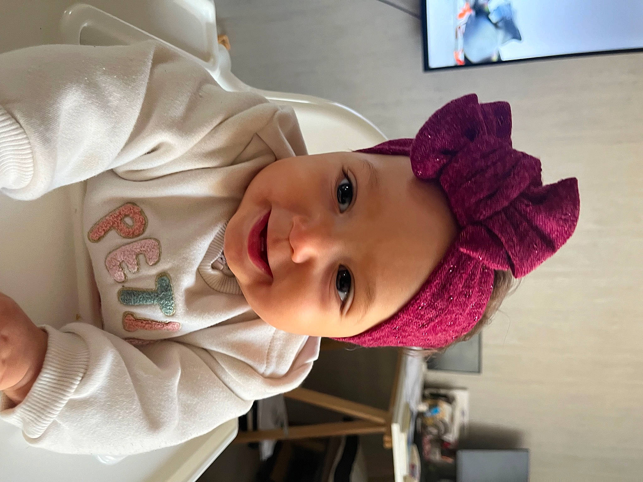 Jasmine participe au concours pour gagner de l'argent avec cette photo : baby, baby_products, baby_toddler_clothing, cheek, child, comfort, fun, happy, hat, headwear, lip, magenta, nose, person, picture_frame, room, sleeve, smile, television, toddler