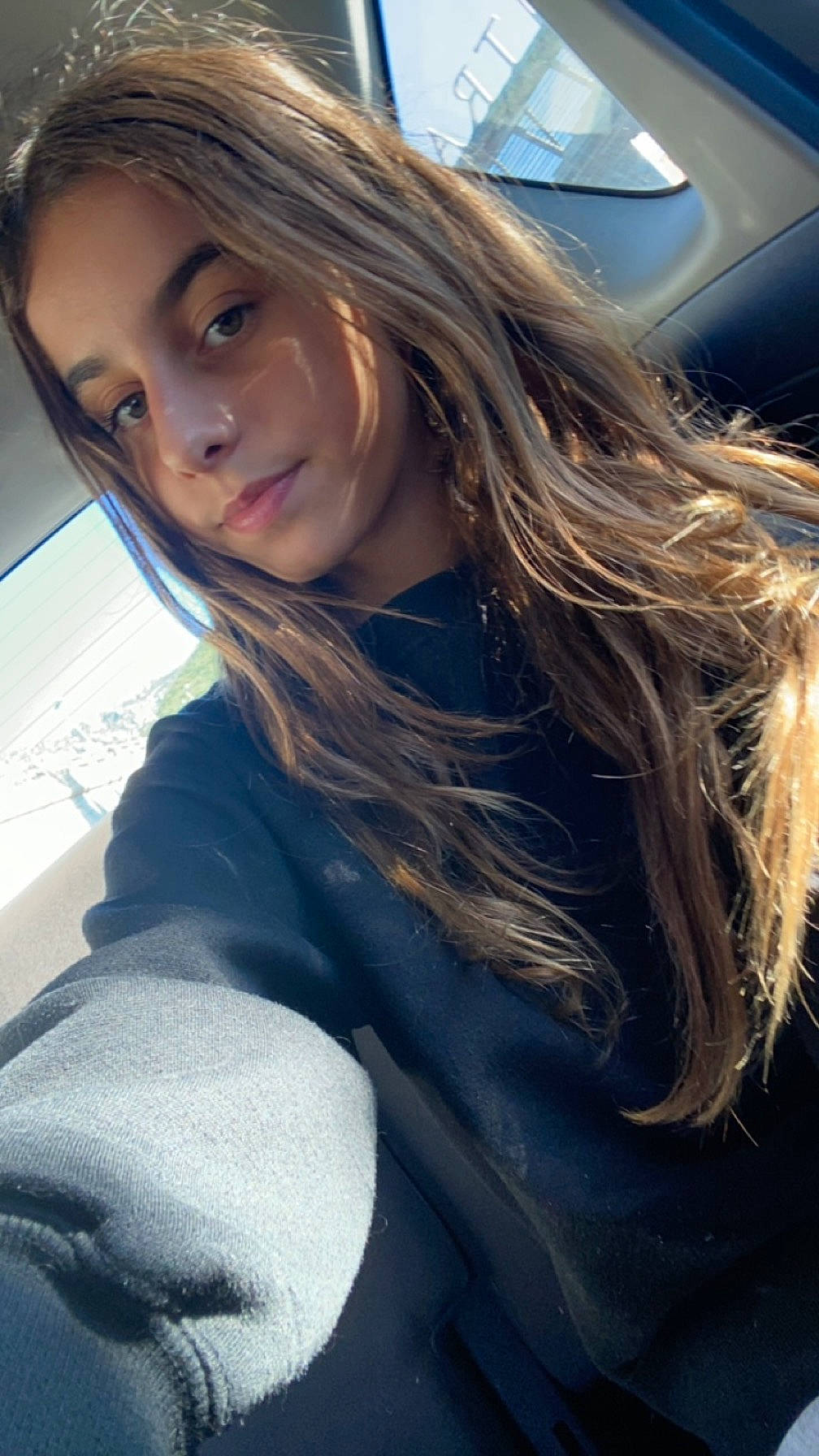 Tessy participe au concours pour gagner de l'argent avec cette photo : automotive_design, automotive_exterior, automotive_lighting, beauty, cool, electric_blue, eye, eyelash, eyewear, flash_photography, hair, hood, layered_hair, lip, long_hair, mouth, person, personal_luxury_car, skin, smile