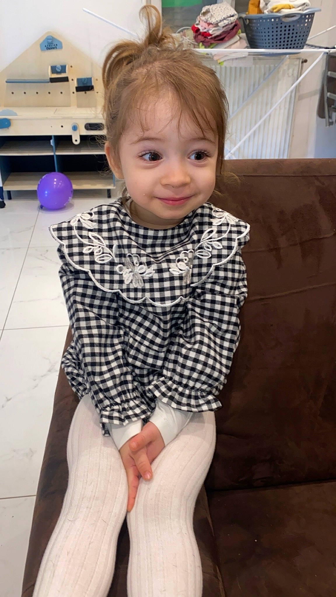 Djennah participe au concours pour gagner de l'argent avec cette photo : chest, child, collar, dress_shirt, flooring, hair, head, human_leg, joint, joy, knee, pattern, person, plaid, sleeve, smile, standing, tartan, thigh, toddler