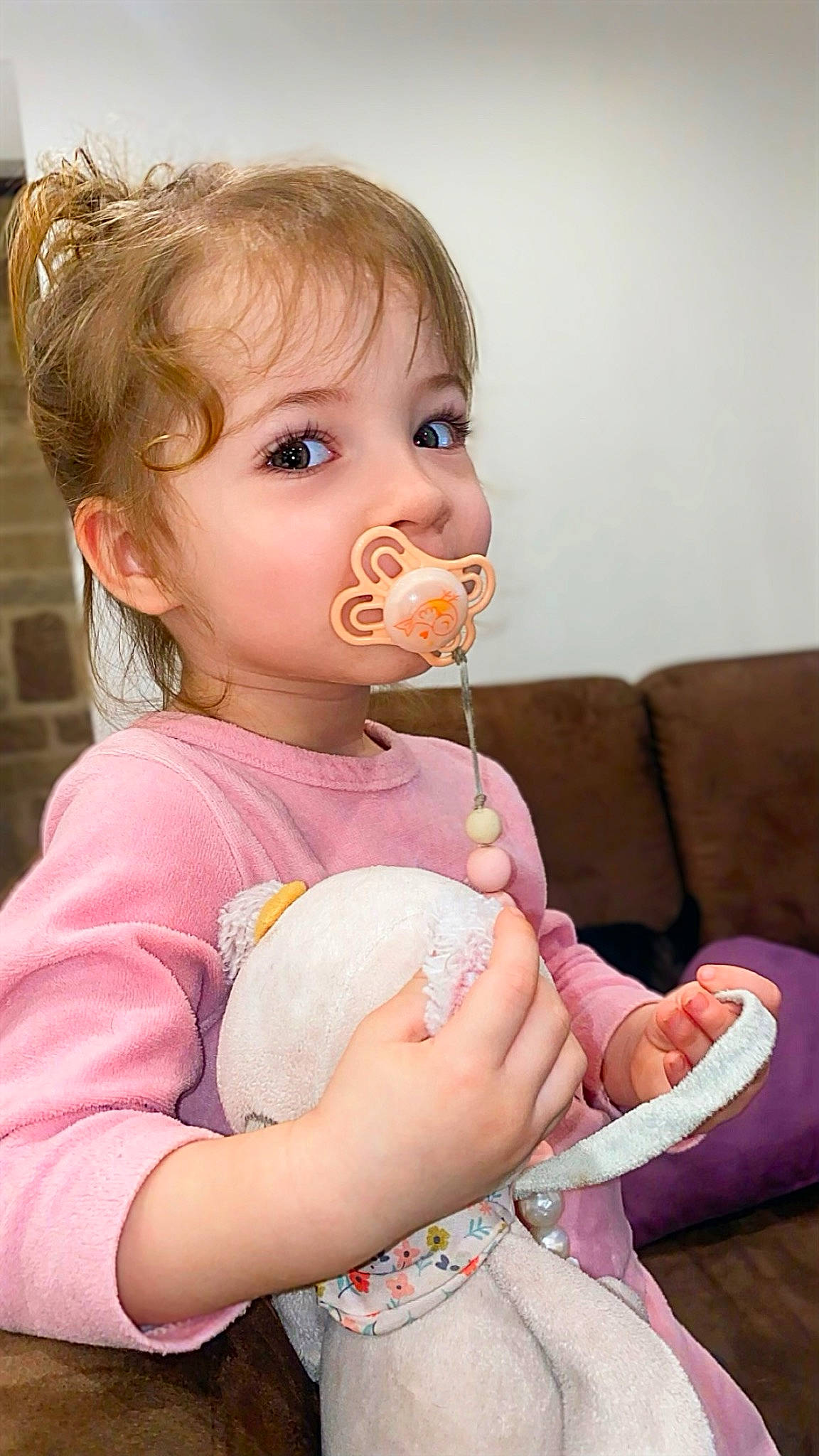 Djennah a rejoint le concours — aidez-le/la à gagner de superbes lots ! baby, baby_toddler_clothing, blond, cheek, child, ear, eye, eyelash, finger, gesture, hair, happy, iris, lip, mouth, neck, nose, person, pink, skin