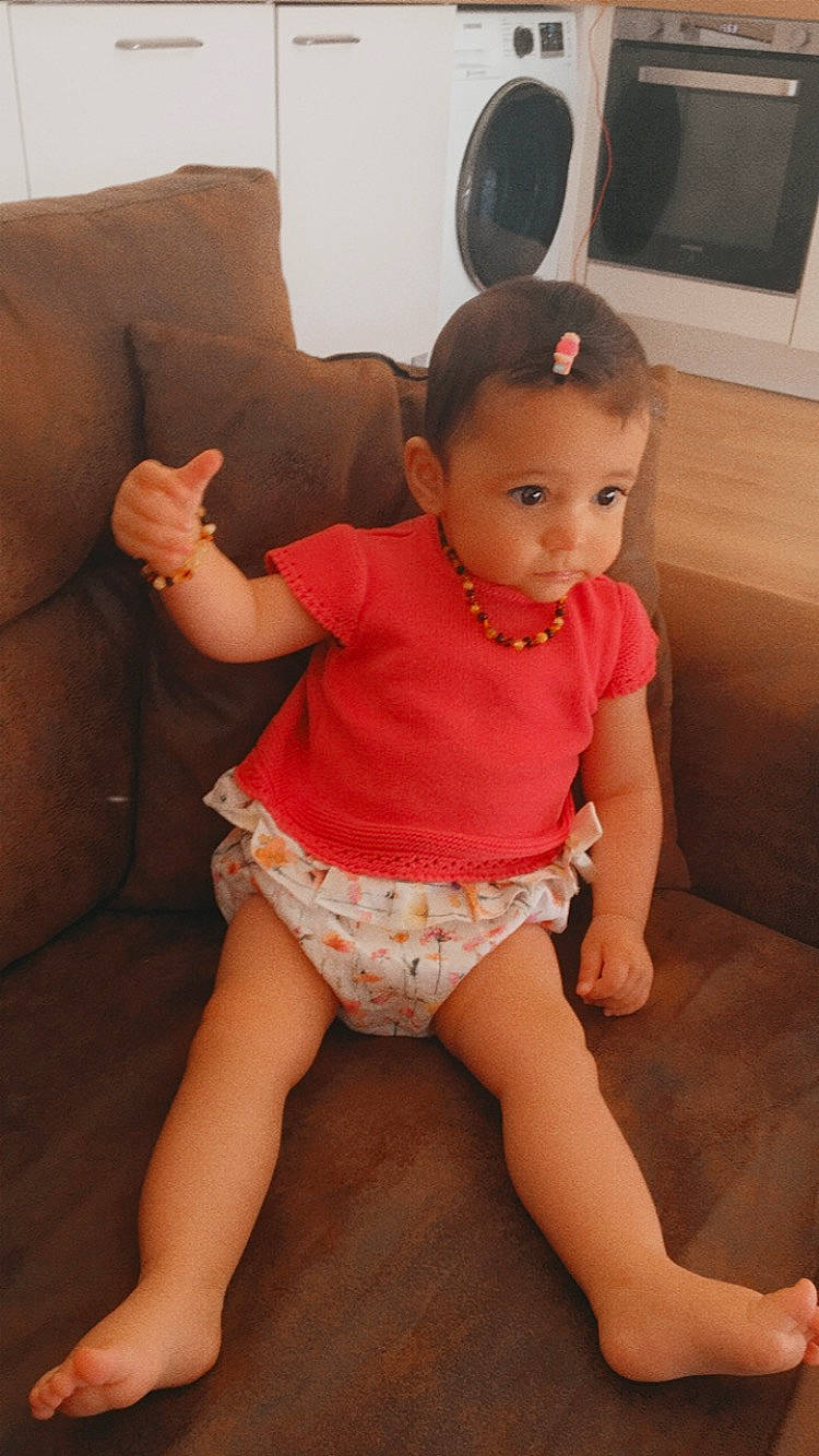 Mya a rejoint le concours — aidez-le/la à gagner de superbes lots ! abdomen, arm, baby, cheek, child, finger, hand, human_leg, joint, leg, neck, person, sitting, skin, thigh, thumb, toddler, trunk