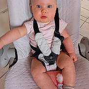 Alexia a rejoint le concours — aidez-le/la à gagner de superbes lots ! arm, baby, baby_seat, child, clothing, cushion, expression, face, floor, indoor, infant, legs, person, safety_harness, seat, skin, socks, strap, tile_floor, toy