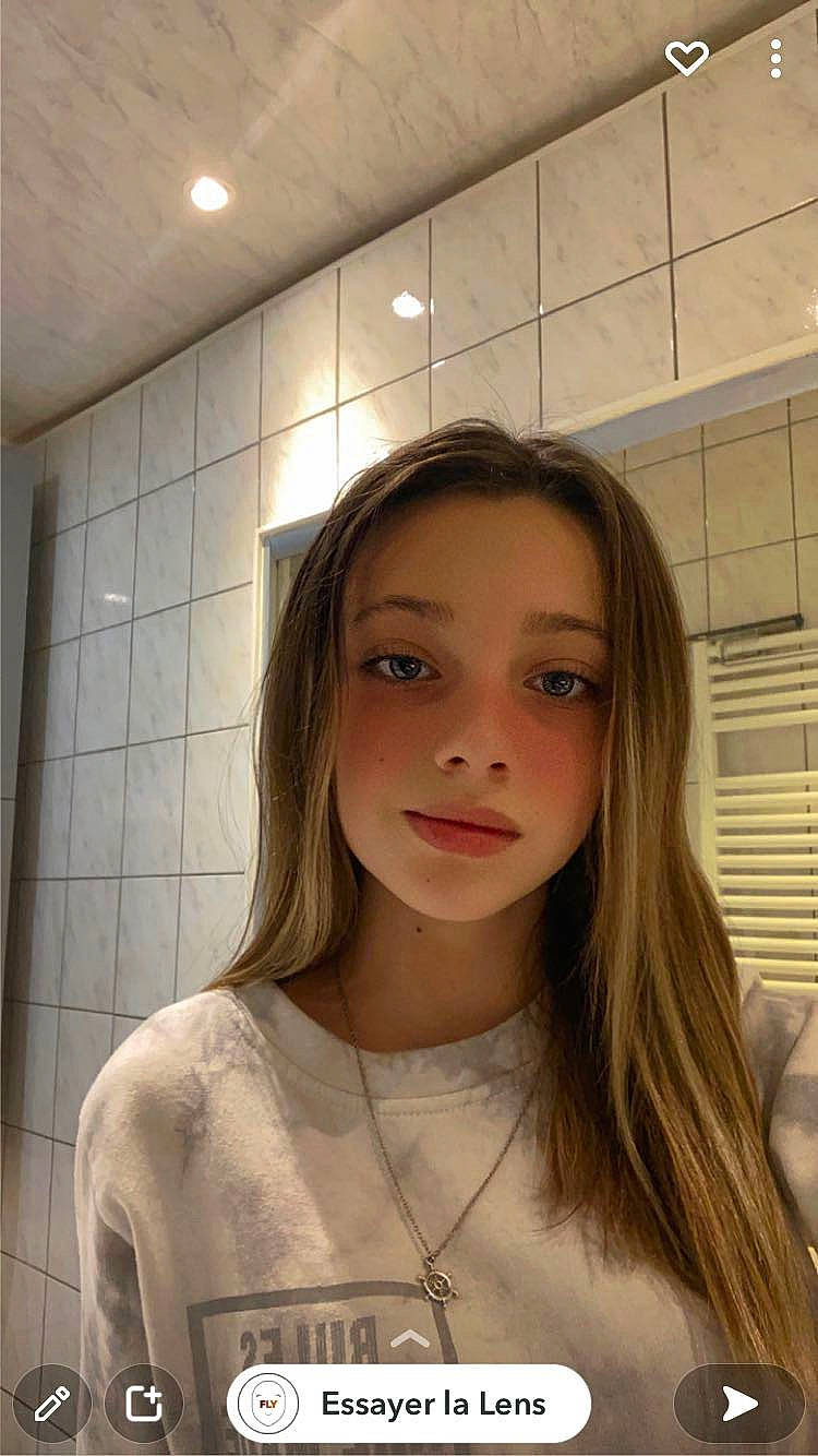 Melissa a rejoint le concours — aidez-le/la à gagner de superbes lots ! brown_hair, chest, eyebrow, eyelash, eyewear, fashion_design, flash_photography, forehead, fun, hair_coloring, layered_hair, lip, long_hair, necklace, person, portrait_photography, room, selfie, sleeve, t_shirt